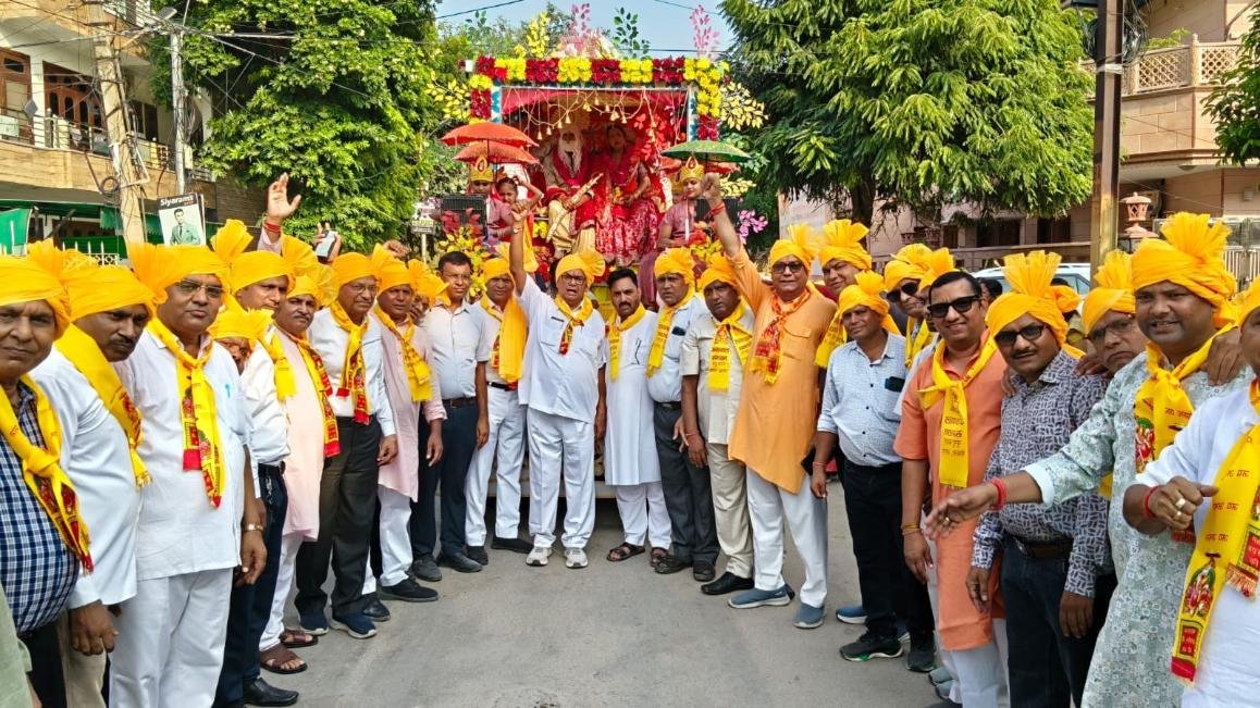 Maharaja Agrasen Jayanti Shobha Yatra organized by Agrawal Sangathan Bundu Katra with decorated chariots, tableaux and cultural celebrations.