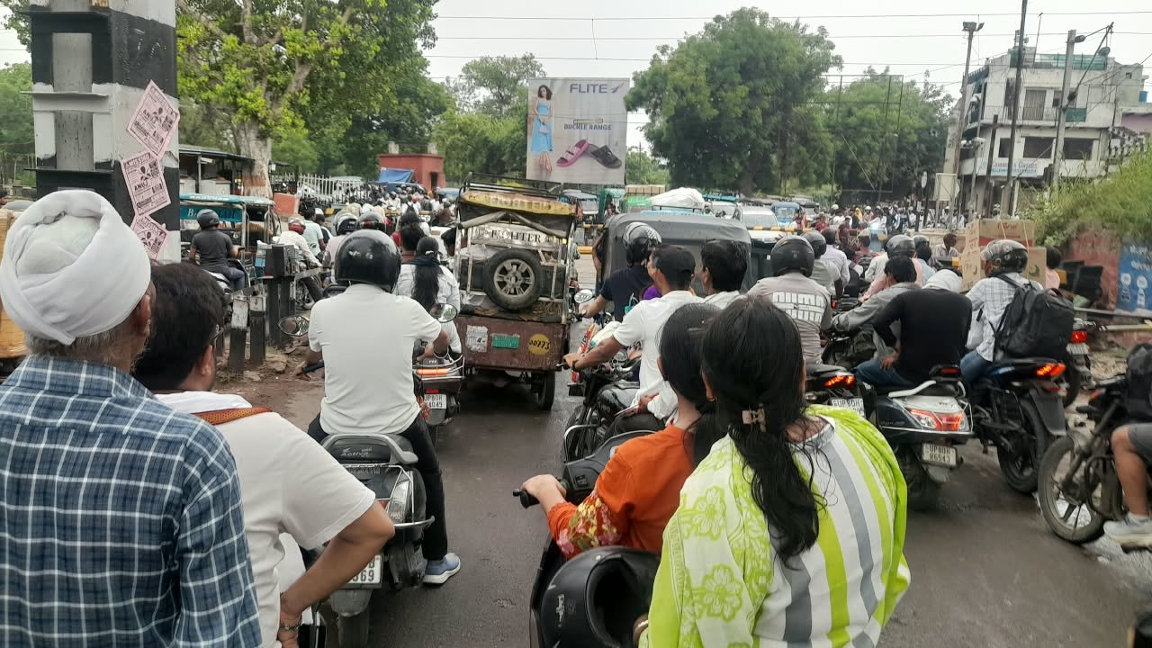 Traffic jam at Rui Ki Mandi railway crossing in Agra due to the closed railway gate.