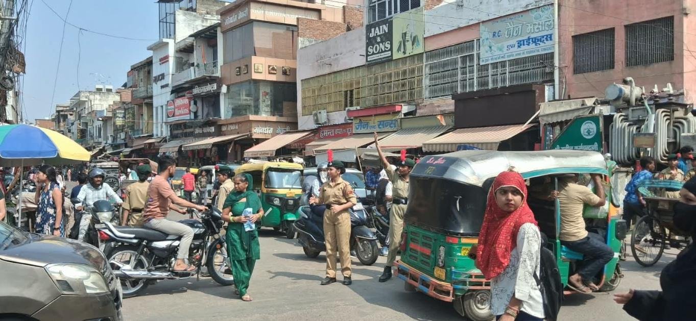 24 girl NCC cadets from Police Modern School, Reserve Police Lines, Agra, participate in traffic management at Shahganj Chauraha, Rui Ki Mandi, to promote road safety and traffic awareness.