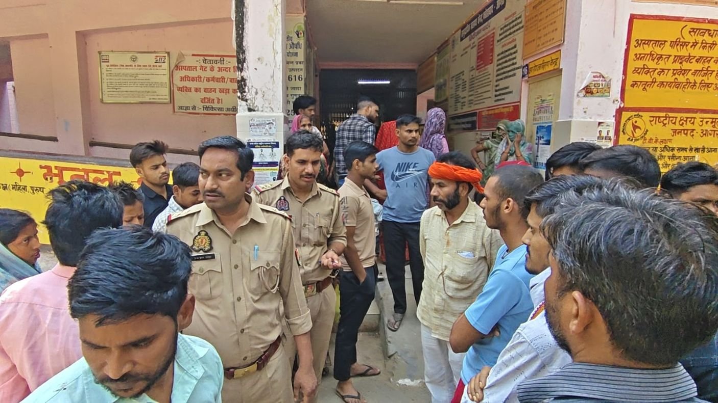 Family protests at Fatehabad Community Health Centre in Agra district after the death of a newborn girl following delivery.