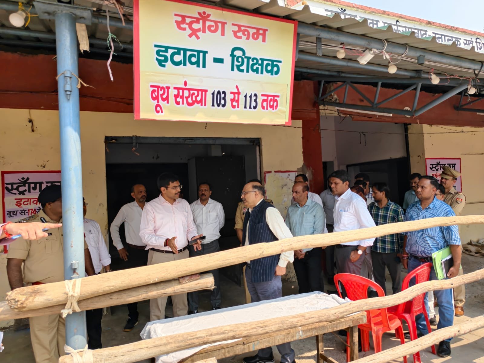 Polling parties depart from Agra Mandi Samiti for the UP Legislative Council graduate and teacher constituency elections on 23 October 2026.