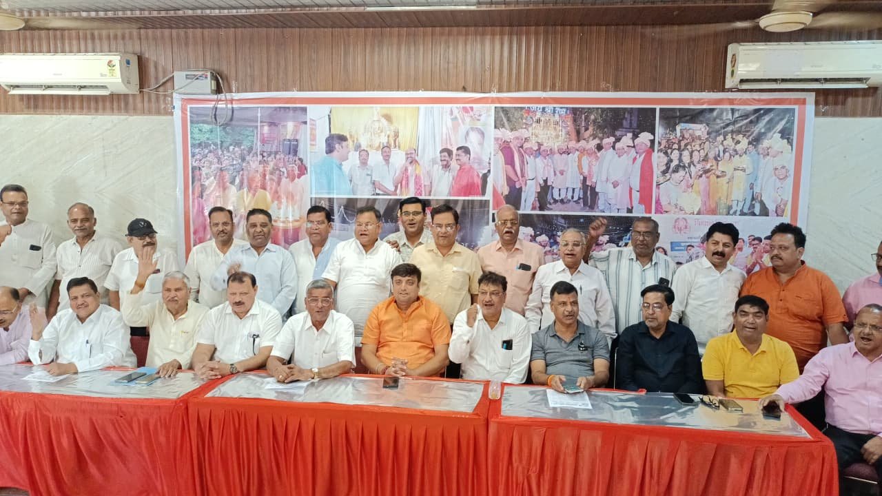 Vaishya Samaj leaders supporting cabinet minister Yogendra Upadhyay in Agra